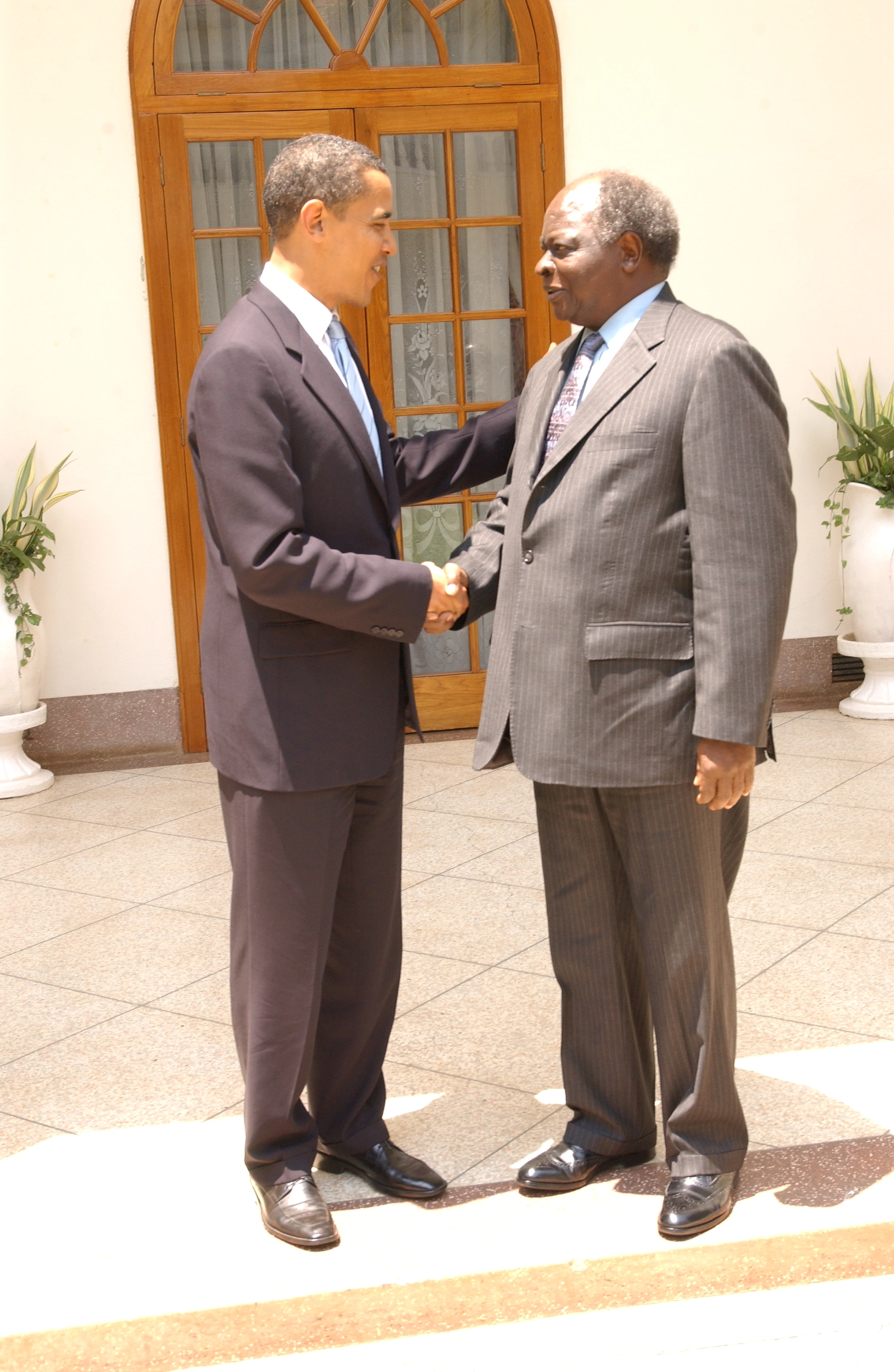 President Mwai Kibaki welcoming US Senator for Illinois Barack Obama at State House Nairobi