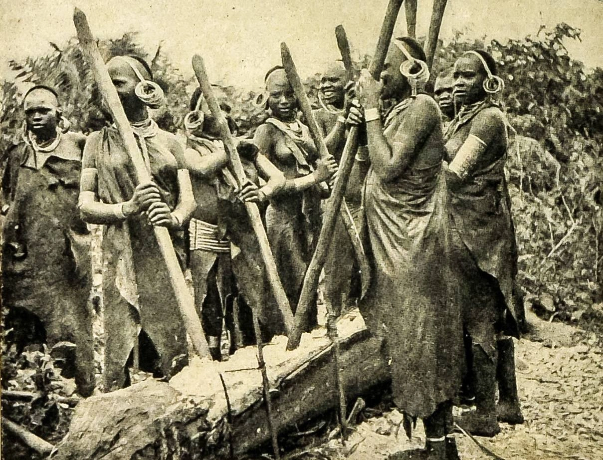 Indigenious communities and migration pattern_Agîkûyû women pounding grain for traditional beer brewing purposes in 1912