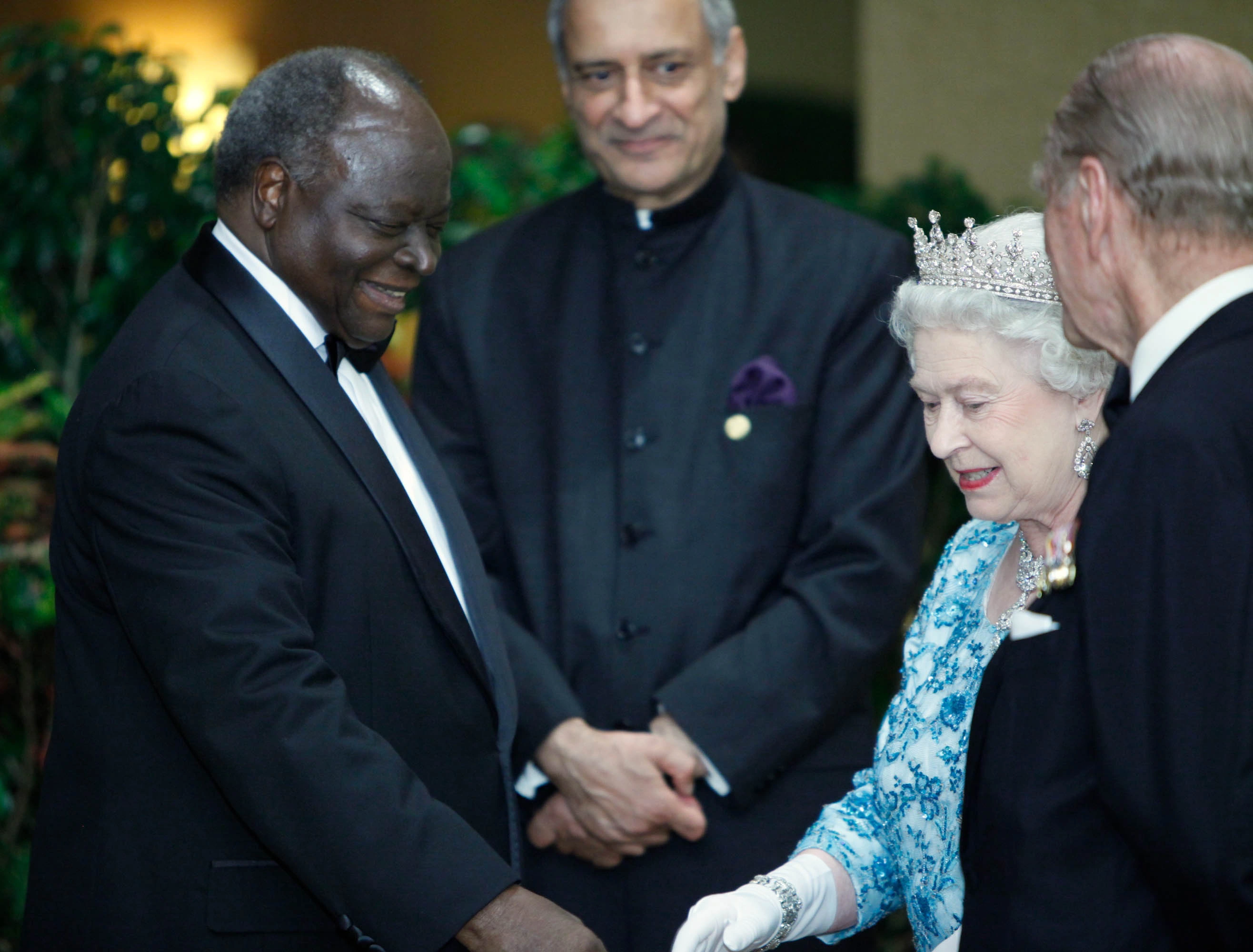 President Mwai Kibaki meeting with Queen Elizabeth II during the Commonwealth Summit dinner hosted for Heads of Government in Trinidad and Tobago