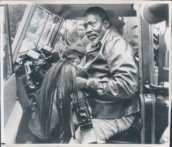 Release of Kenyatta & Countdown to Independence_Jomo Kenyatta arrives in Gatundu after release from prison in 1961