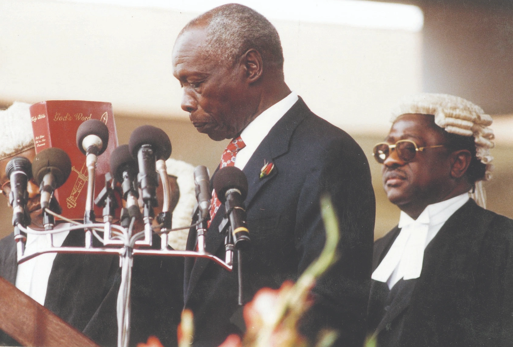 Return of multiparty democracy (1991)_President Daniel Arap Moi swearing in after the 1997 General Election at Uhuru Park Nairobi_5.1.1998