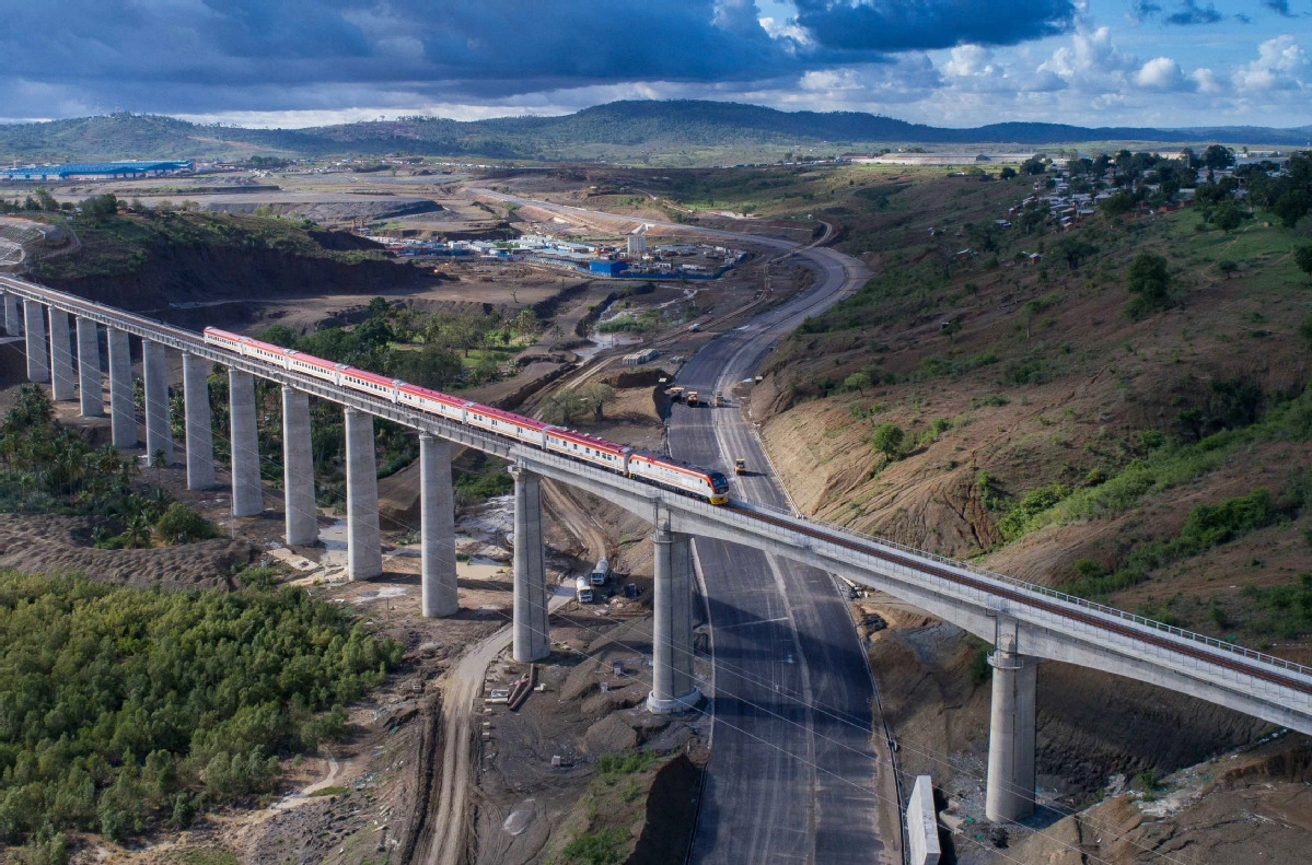 Standard Gauge Railway_President Uhuru Kenyatta Big 4 Infrastructure SGR Mombasa Nairobi Railway Line and Train