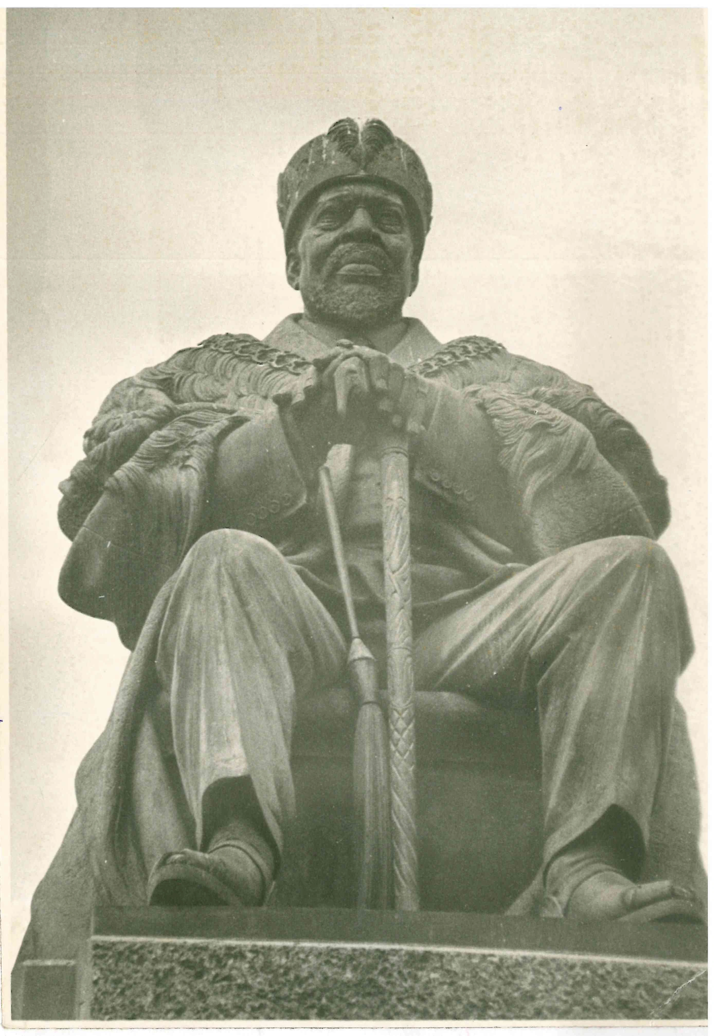statue