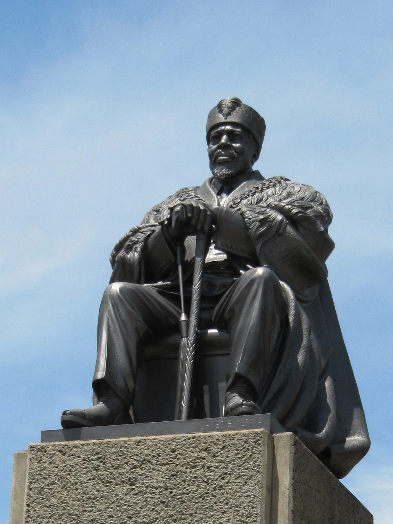 statue